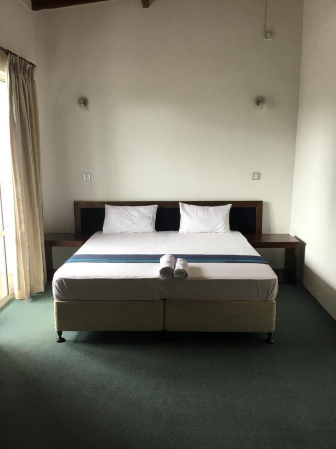 West Inn Коломбо Экстерьер фото