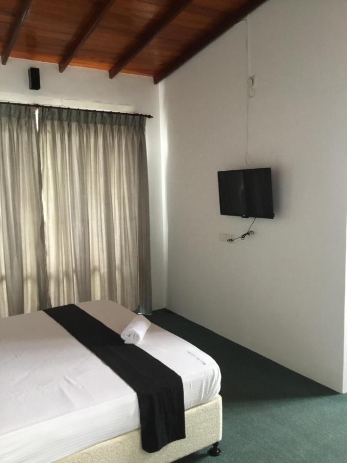 West Inn Коломбо Экстерьер фото