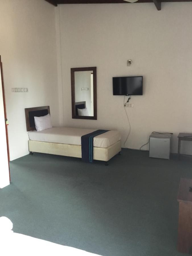 West Inn Коломбо Экстерьер фото