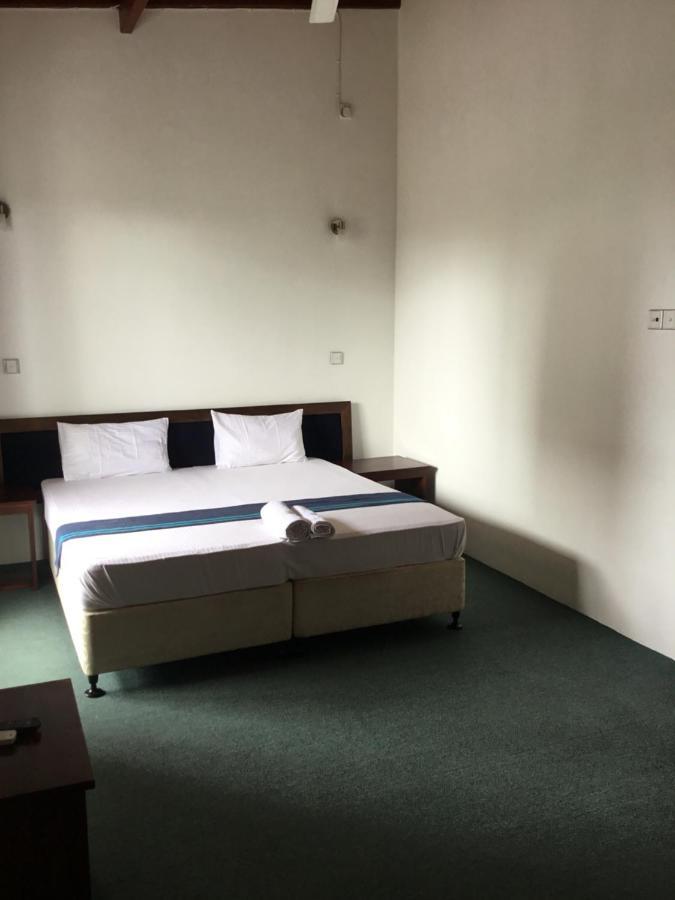 West Inn Коломбо Экстерьер фото
