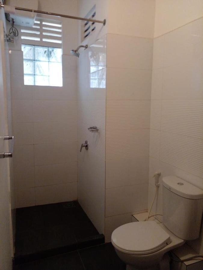 West Inn Коломбо Экстерьер фото