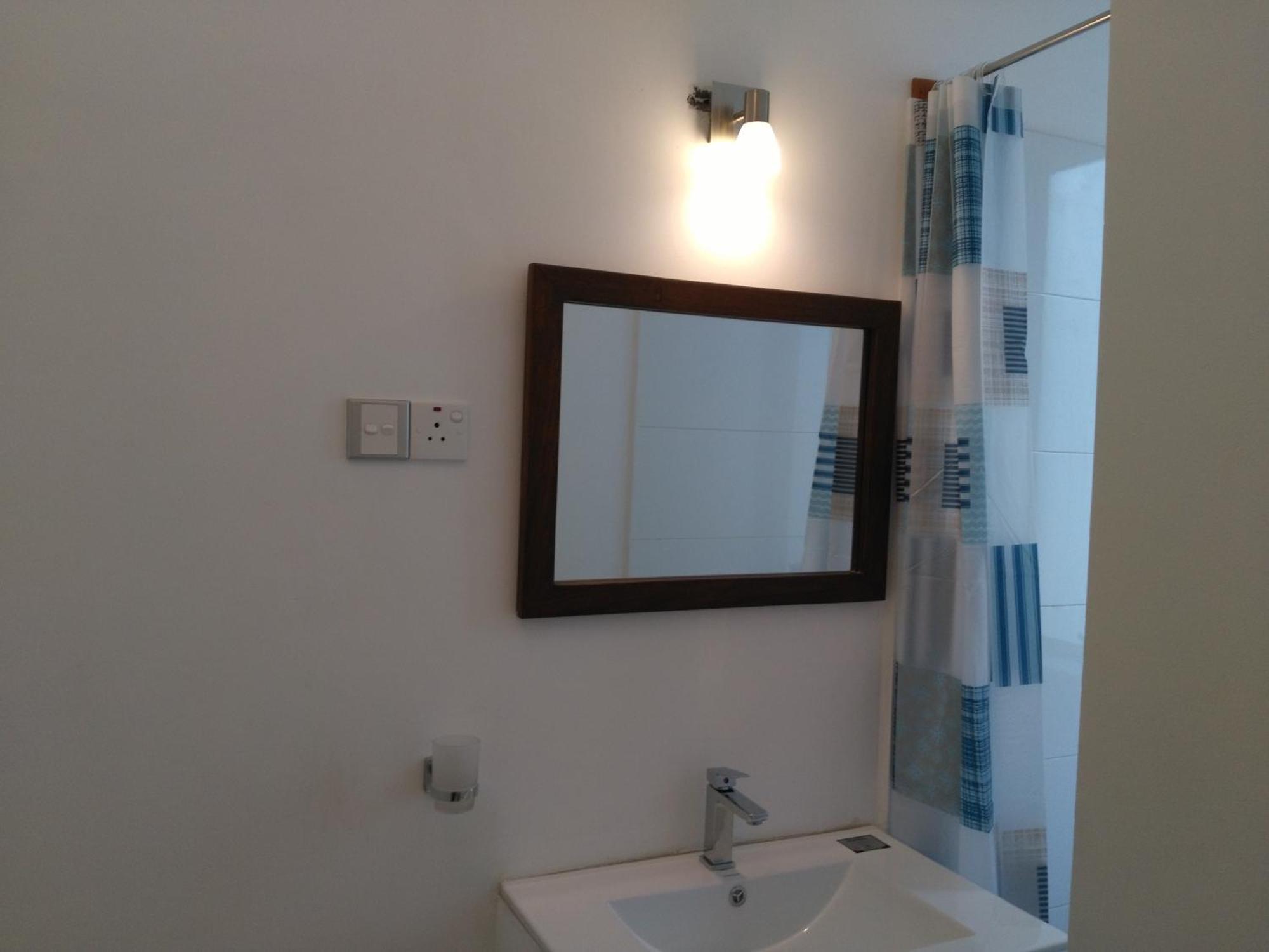 West Inn Коломбо Экстерьер фото