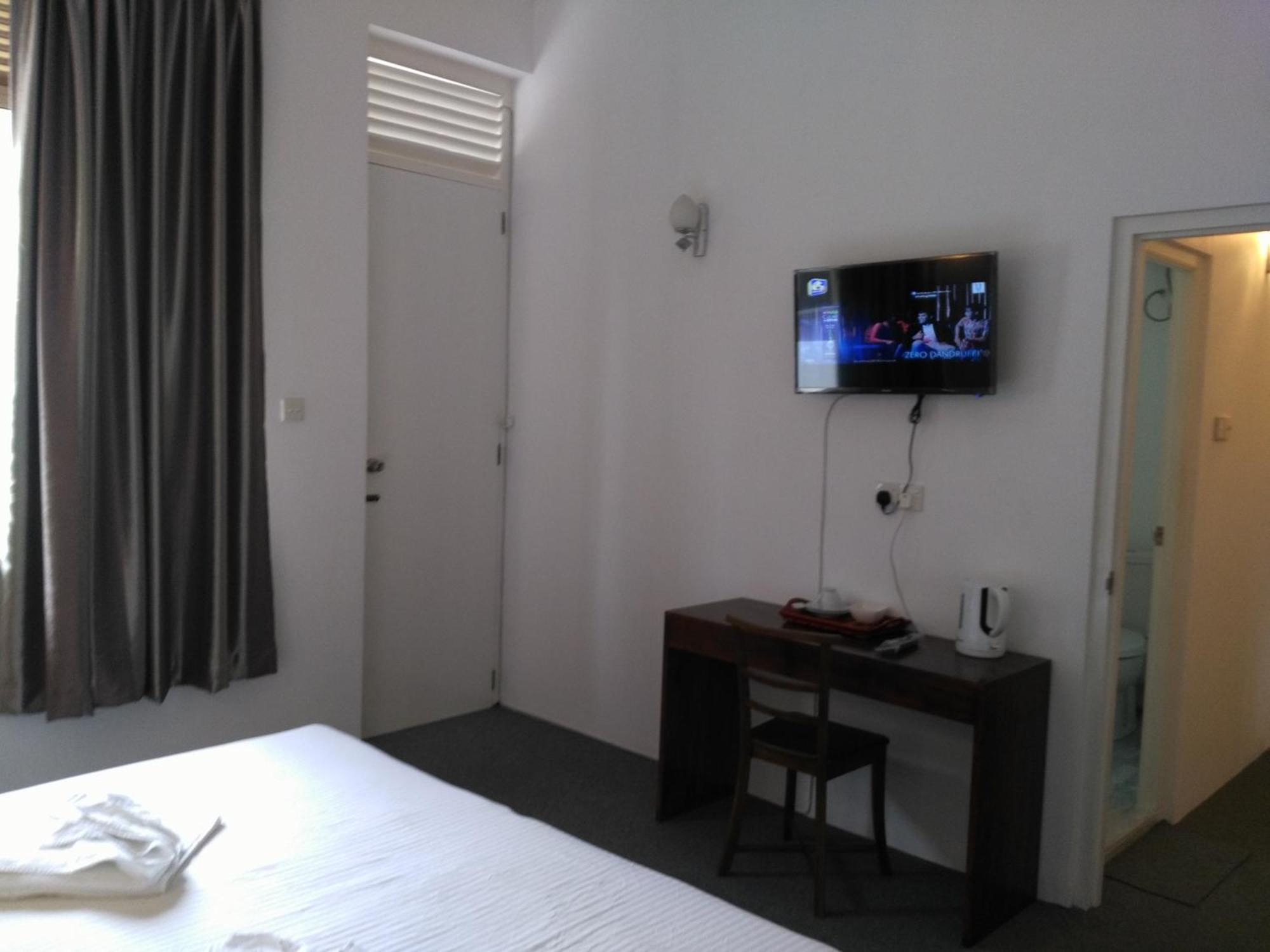 West Inn Коломбо Экстерьер фото