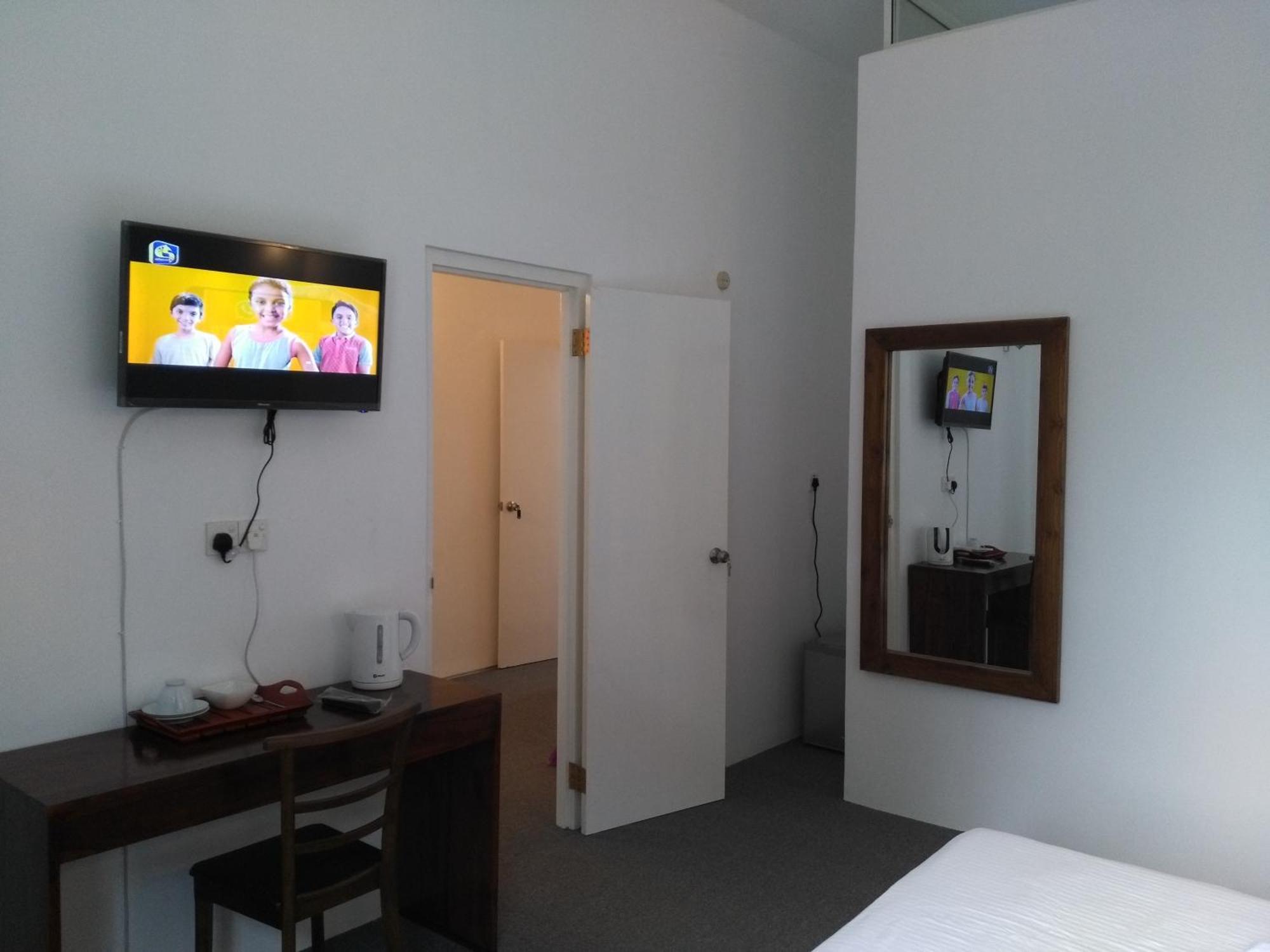 West Inn Коломбо Экстерьер фото