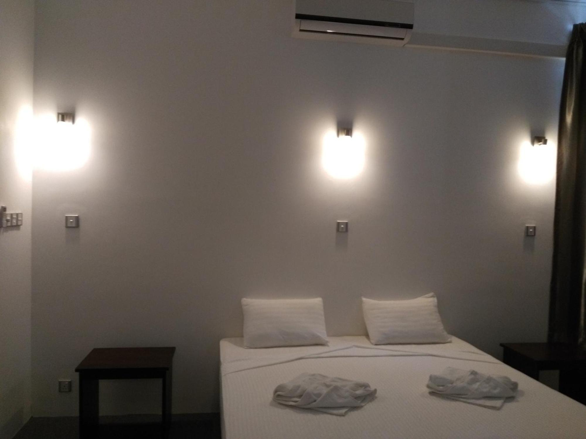 West Inn Коломбо Экстерьер фото