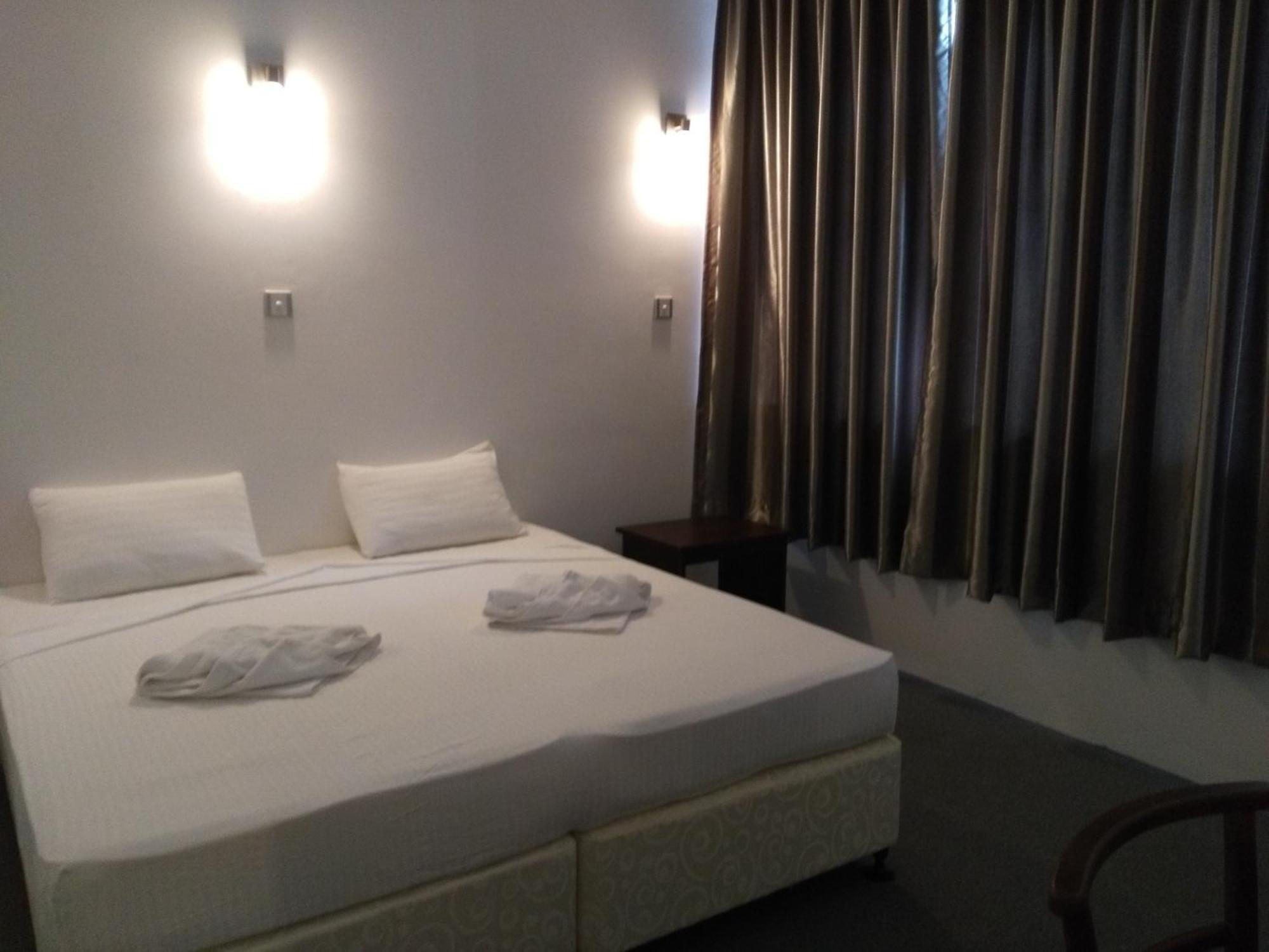 West Inn Коломбо Экстерьер фото