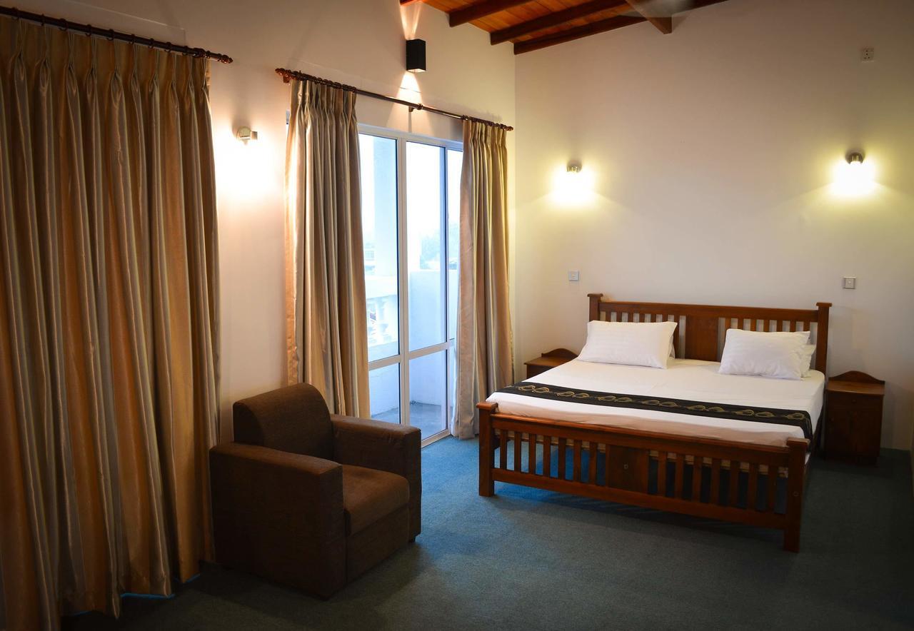 West Inn Коломбо Экстерьер фото