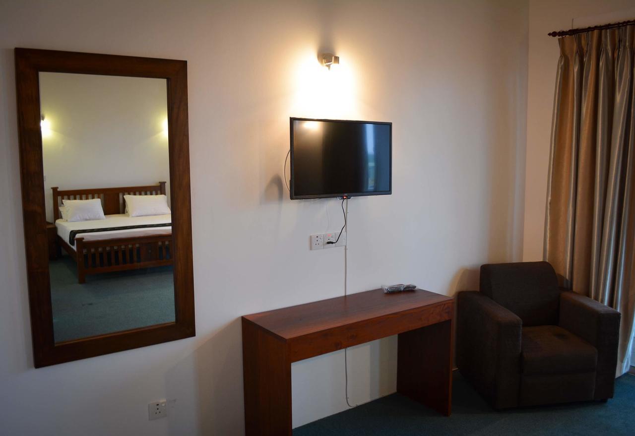 West Inn Коломбо Экстерьер фото