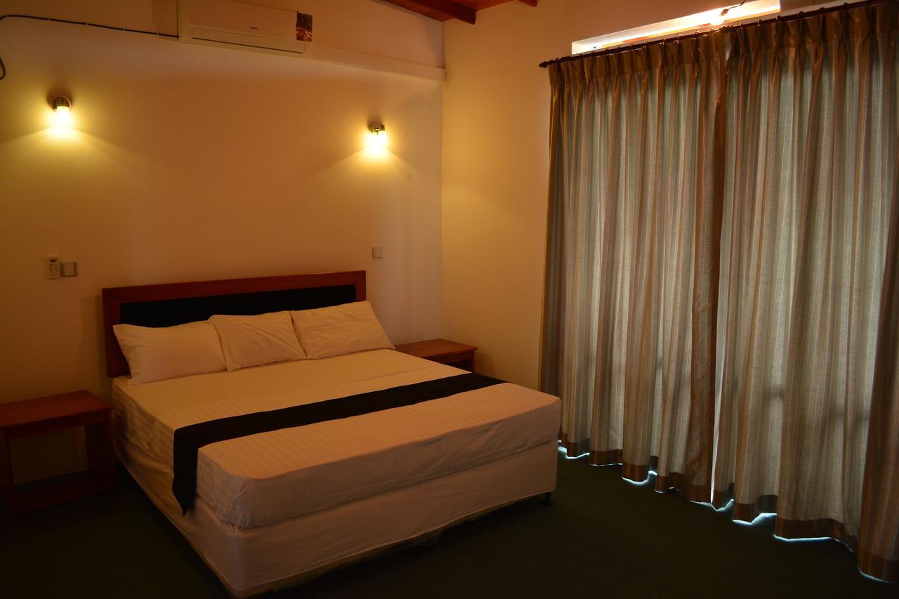 West Inn Коломбо Экстерьер фото