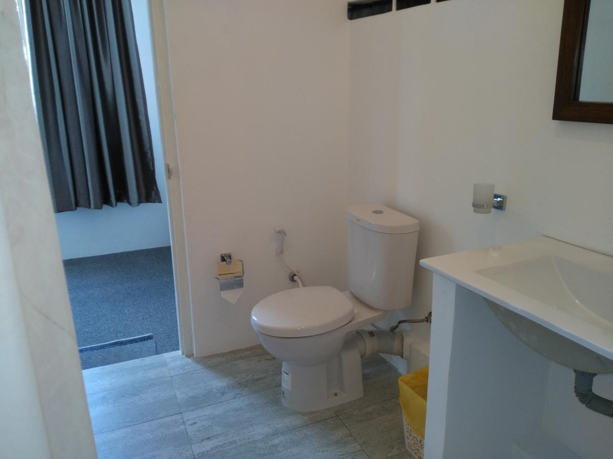 West Inn Коломбо Экстерьер фото