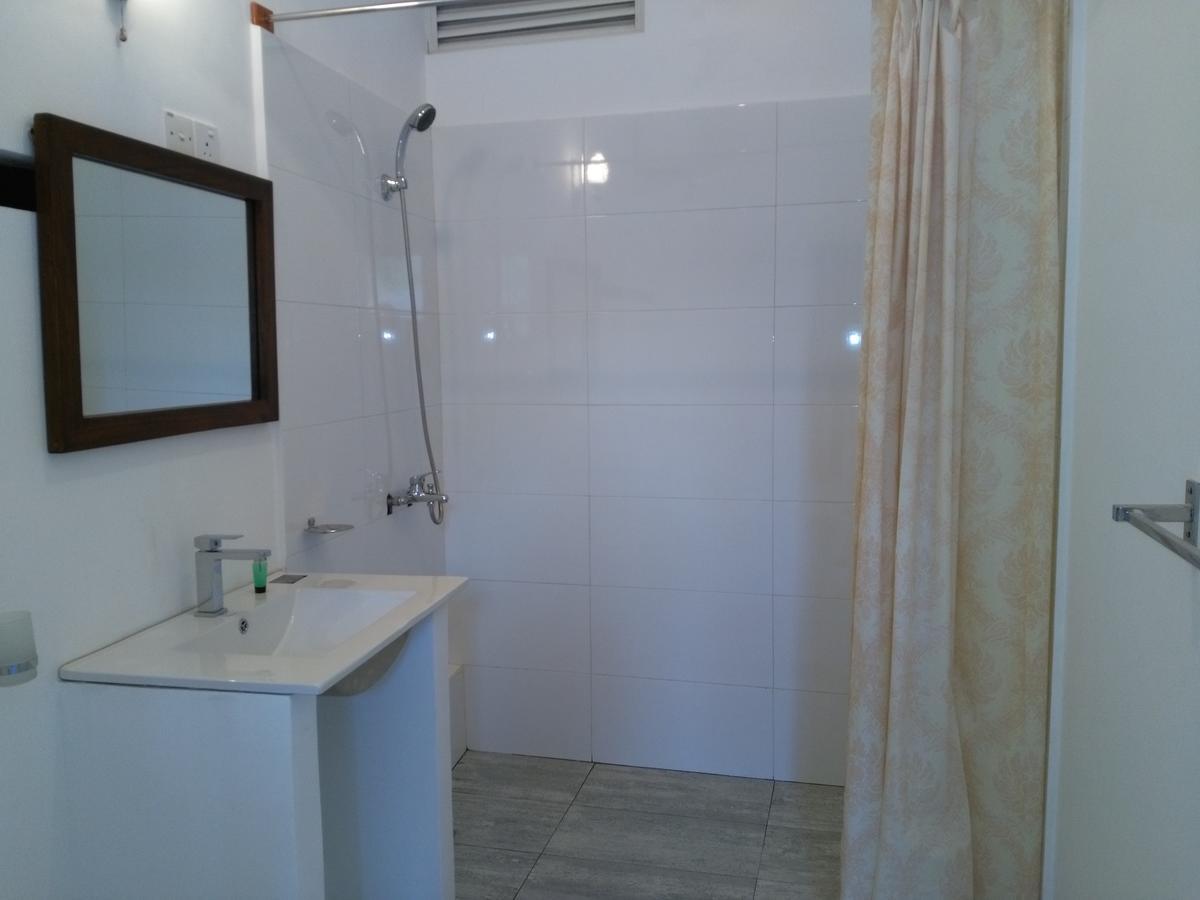 West Inn Коломбо Экстерьер фото