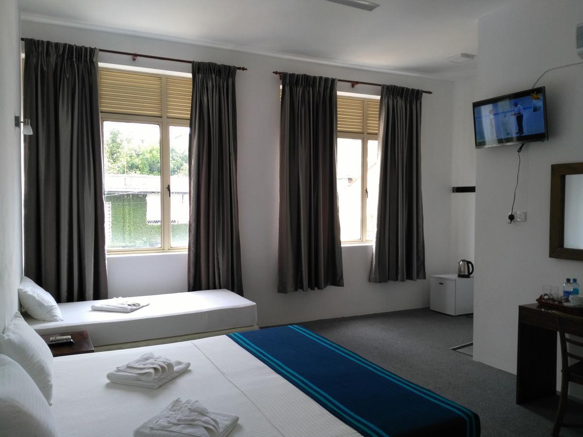 West Inn Коломбо Экстерьер фото