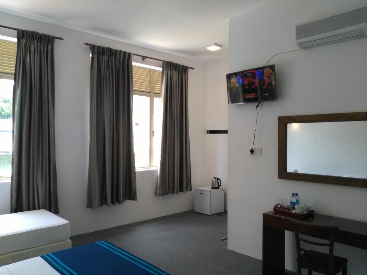 West Inn Коломбо Экстерьер фото