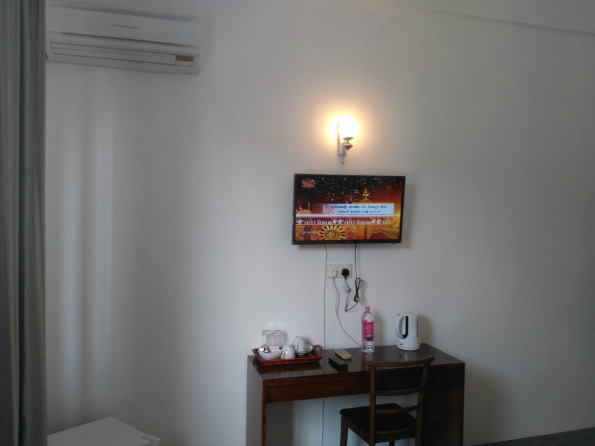 West Inn Коломбо Экстерьер фото