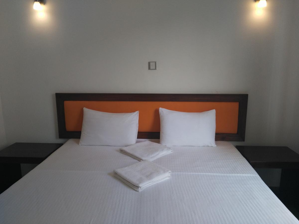 West Inn Коломбо Экстерьер фото